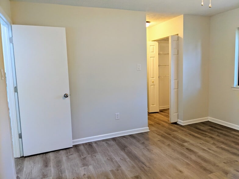 Main Bedroom - 1649 Summerhill Dr