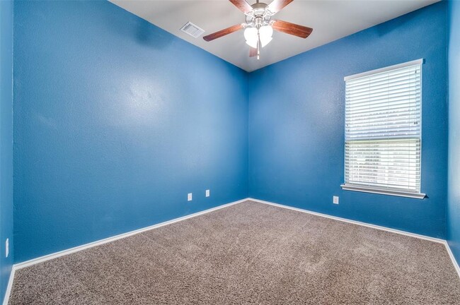 Building Photo - 2025 Lake Vista Dr