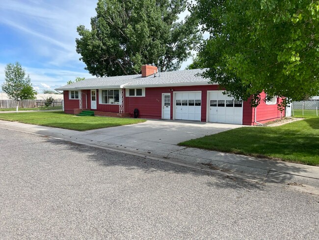 Building Photo - 429 E Pine St