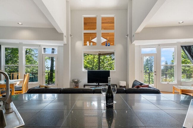 Building Photo - Sleek, spacious 3-bdrm/2.5-bath contemporary in SW Hills. Office, wine cellar, views, near Washin...