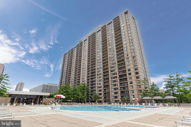 Building - Outdoor Pool! - 3701 S George Mason Dr