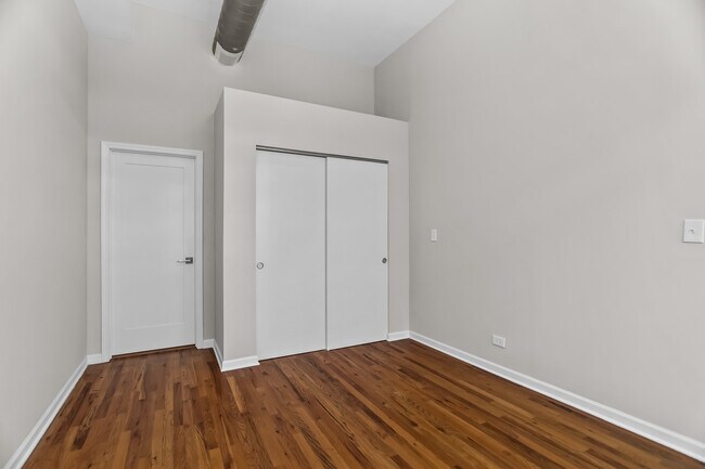 Building Photo - 1542 N Damen Ave