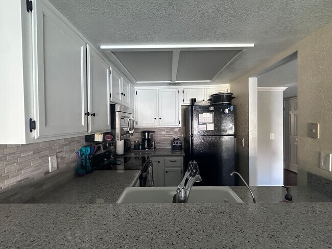Building Photo - 1800 Club House Dr
