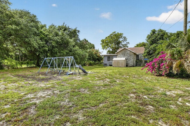 Building Photo - 2465 Taylor St