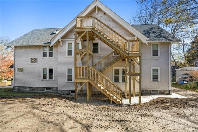 Building Photo - 15 Clearview Ave