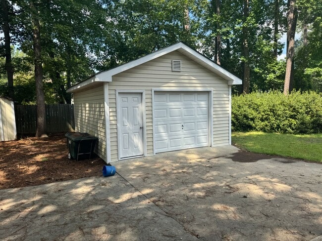 Building Photo - Spacious Rooms, Deck and Detached Garage /...