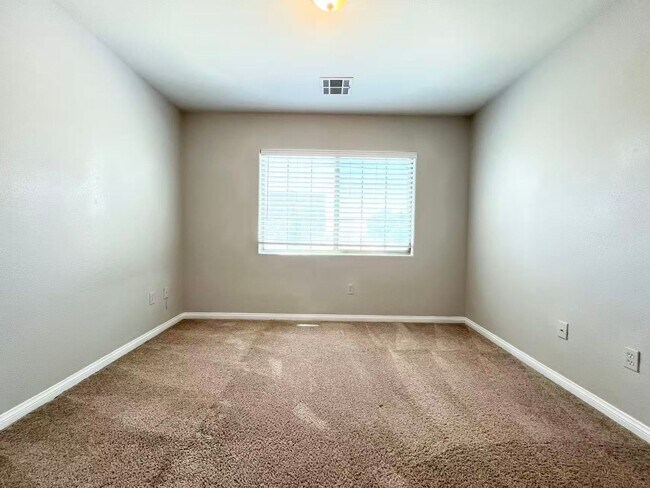 Building Photo - Beautiful single family Home in the SW Gated Community