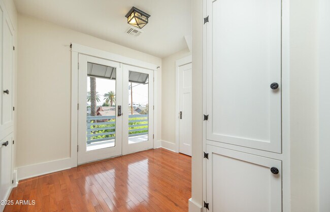 Building Photo - 69 W Lynwood St