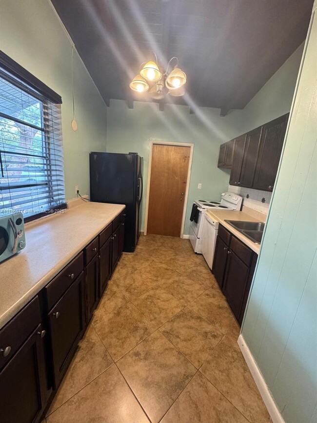 Building Photo - 3 bedroom in Miami FL 33169