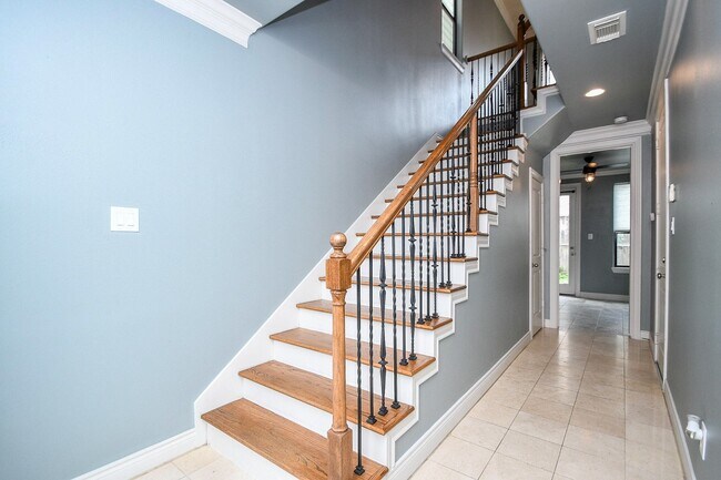 Building Photo - 2222 Hilshire Lake Dr