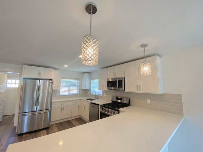 Building Photo - Gorgeous remodeled 4 bed 2.5 bathroom home!
