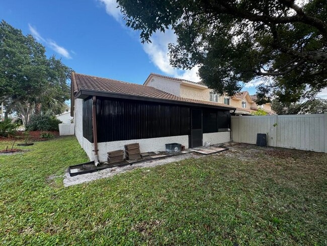 Building Photo - 3/2 in Townhomes West