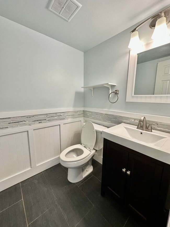 Building Photo - 2 bed 1 and 1/2 bath condo for rent $1600 ...
