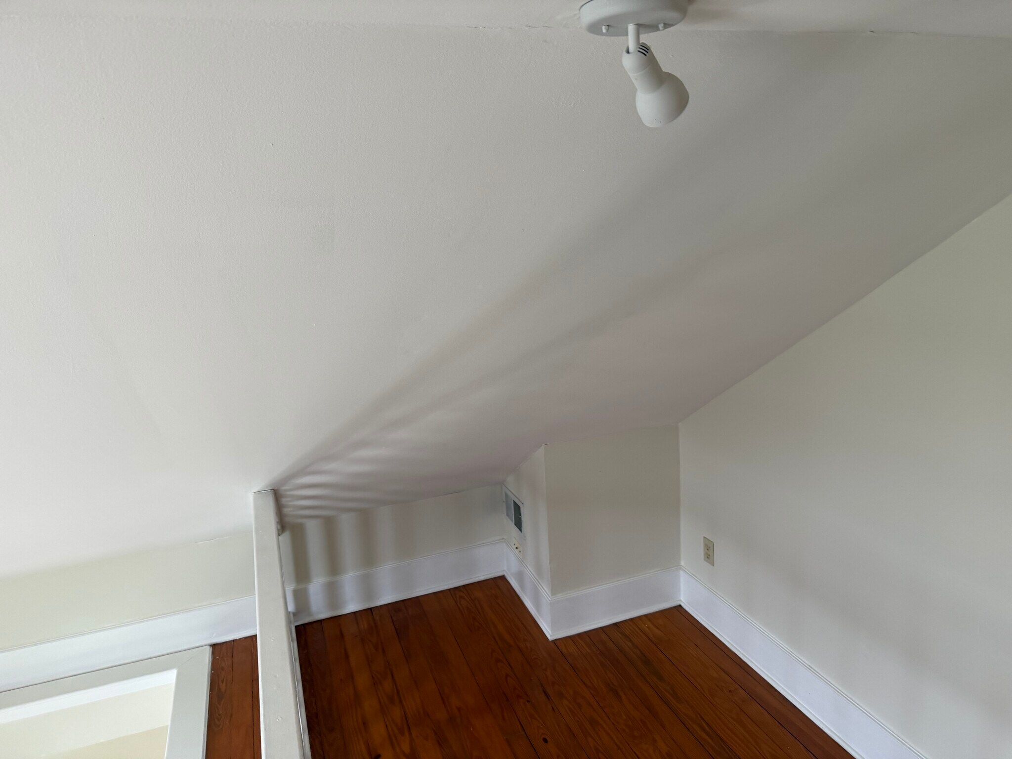 Building Photo - 404 W 1st Ave