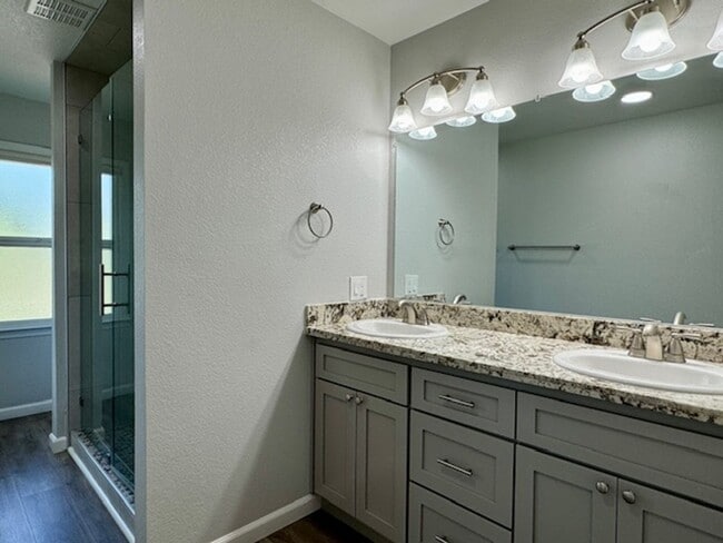 Building Photo - NEWLY RENOVATED 3 BED, 3 BATH ONE STORY HO...
