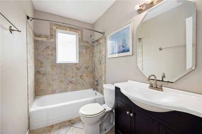 Building Photo - 2312 W Holly St