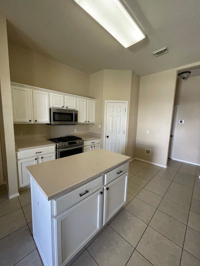 Building Photo - Beautiful single-story home in desirable Vista Oaks Subdivision