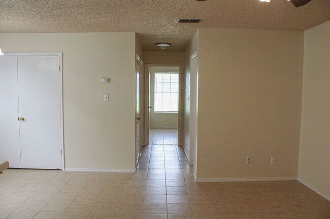 Building Photo - 2-Bedroom Duplex in Edison