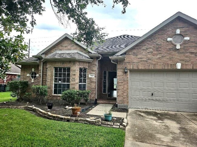 Primary Photo - 1103 E Hampton Dr