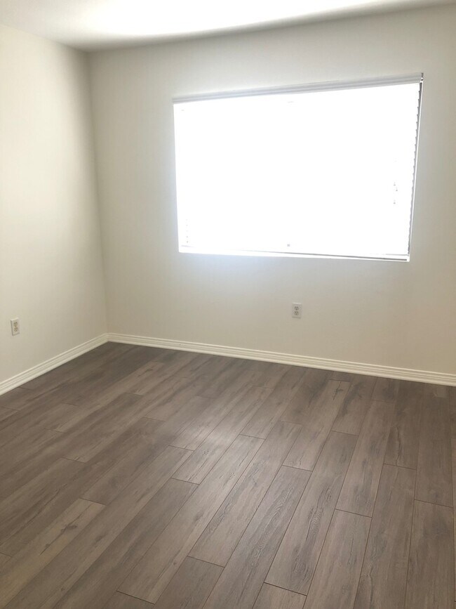 Building Photo - Los Caballeros #313