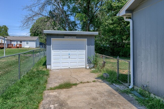 Building Photo - 602 SE 5th St