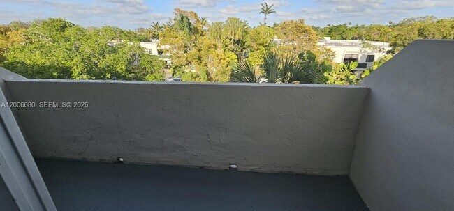 Building Photo - 6884 N Kendall Dr