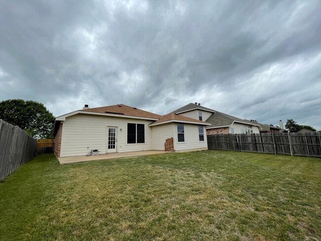 Building Photo - COMING SOON - 3 BEDROOM 2 BATH HOME IN SW ...