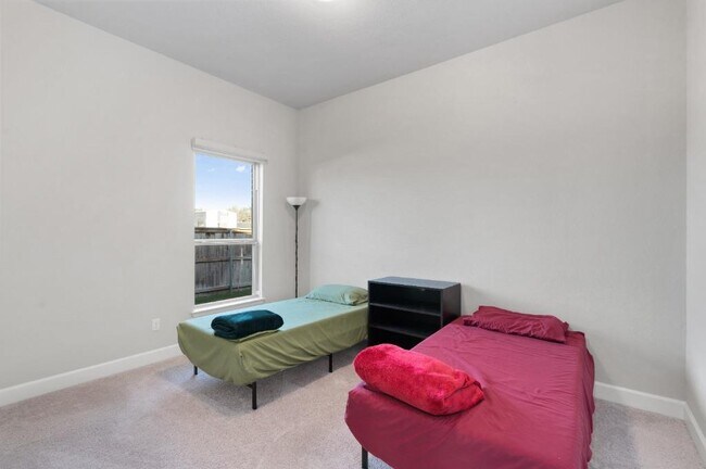 Building Photo - 547 Jefferson Dr