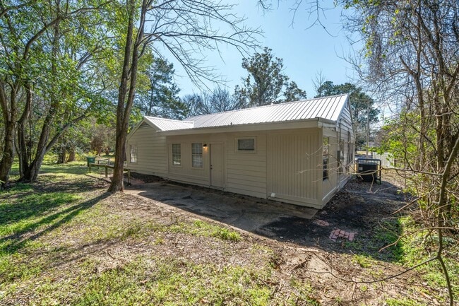Building Photo - Spacious 3BR/2BA – 1,480 Sq Ft of Comforta...
