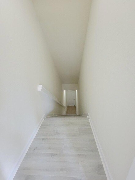 Building Photo - 221 Greenwich Cir