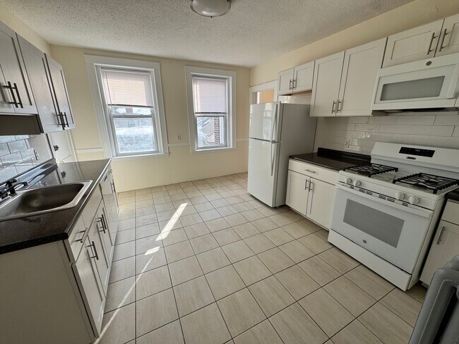 Building Photo - 8 Barrows St