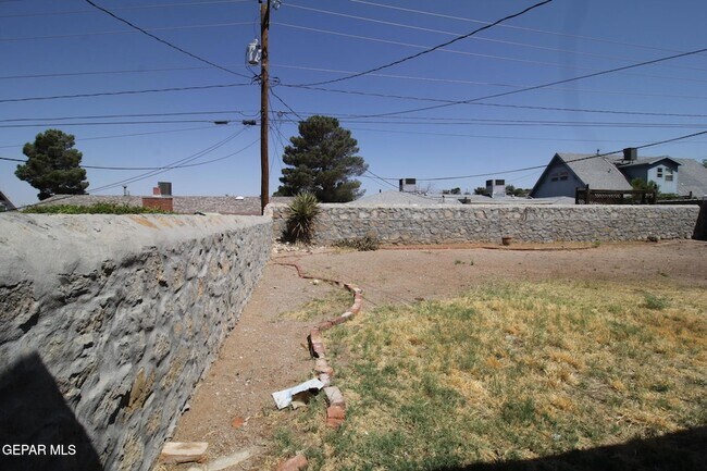Building Photo - 317 Thunderbird Dr