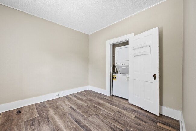 Building Photo - 401 Rose St