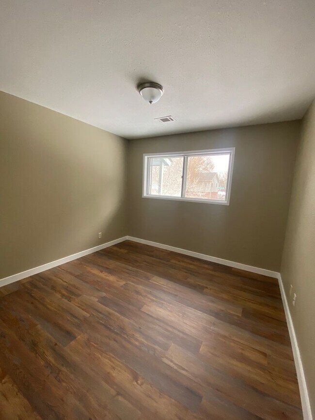 Building Photo - 733 Parkview St