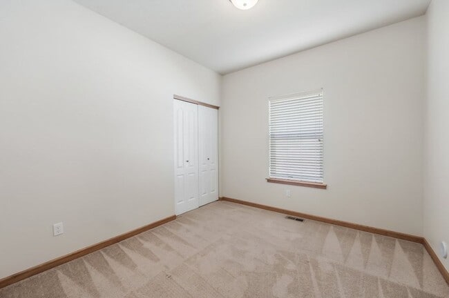 Building Photo - 3 bed 2 bath Crown Pointe Neighborhood wit...