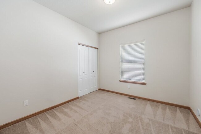 Building Photo - 3 bed 2 bath Crown Pointe Neighborhood with A/C