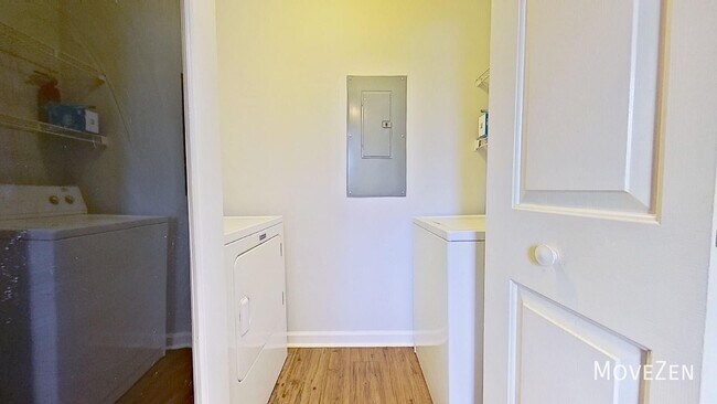 Building Photo - 713 Clearwater Ct
