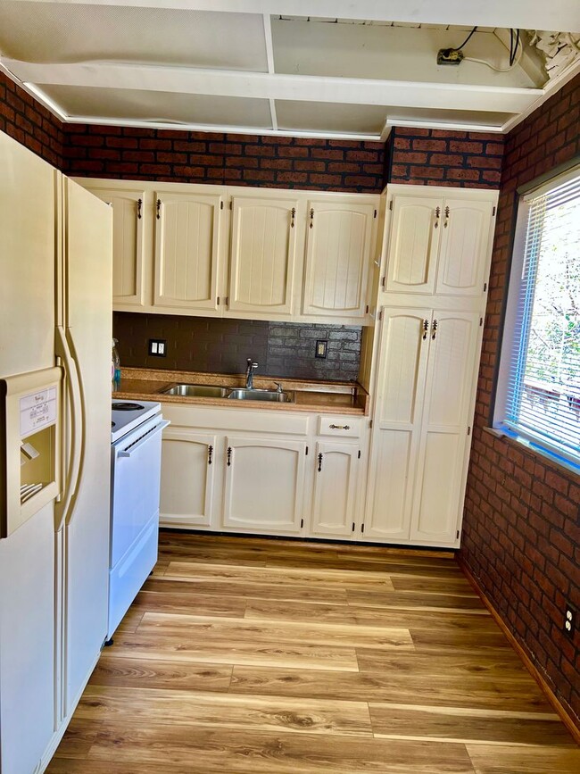 Building Photo - 6601 Lowry Ln
