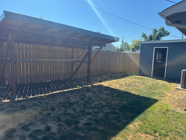 Building Photo - Great 3-Bedroom, 2-Bath Ranch Style Home w...