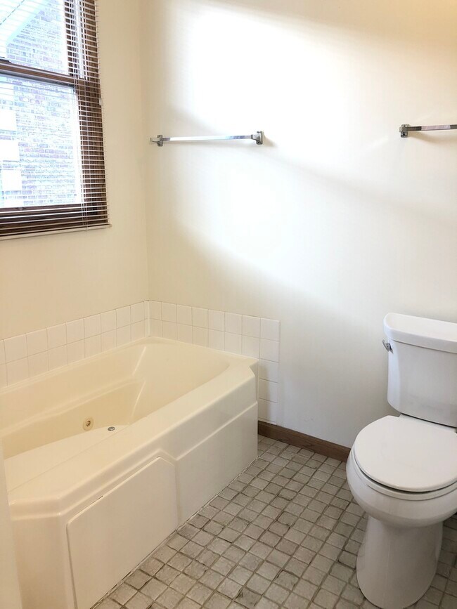 Building Photo - 116 W Center St