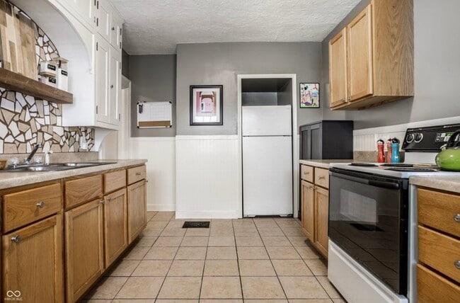 Building Photo - 907 N Riley Ave