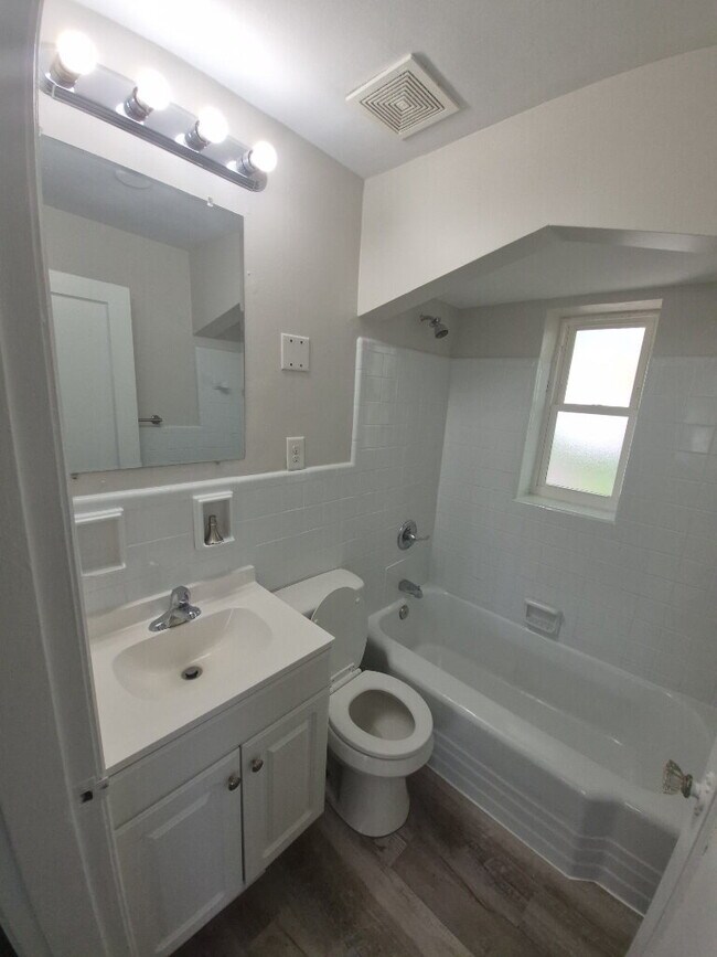 Building Photo - 5568 Raceview Ave