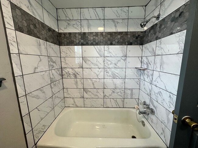 Building Photo - 1706 Surrey Pl