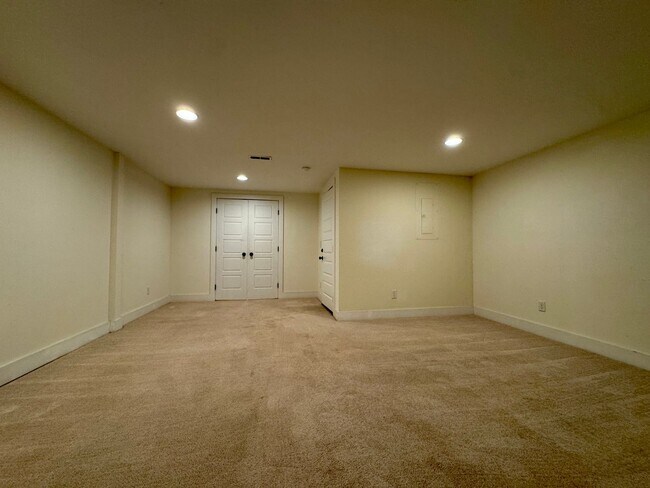 Building Photo - 6477 Olin Ln