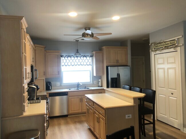 Many cabinets - 40 Park Island Dr