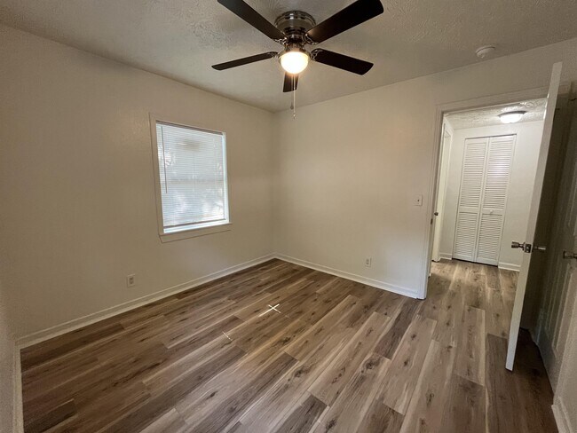 Building Photo - 2504 Danson St