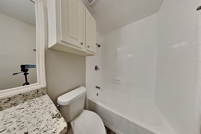 Building Photo - 8831 Aberdeen Oaks Dr