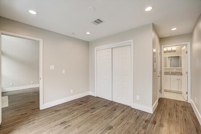 Building Photo - 935 La Posada Dr