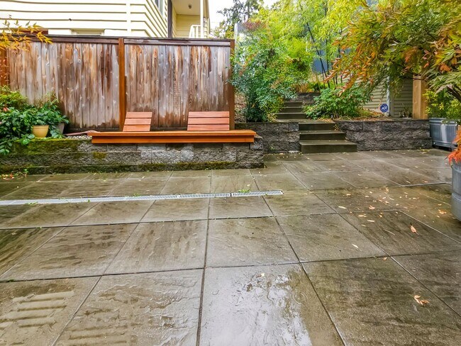 Building Photo - 3-Story Townhouse | 3 Bed, 3.5 Bath | Central Heating | Hardwood Floors | Carpeted Bedrooms | Off...