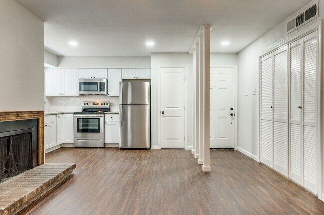 Building Photo - Creekside Condominumums